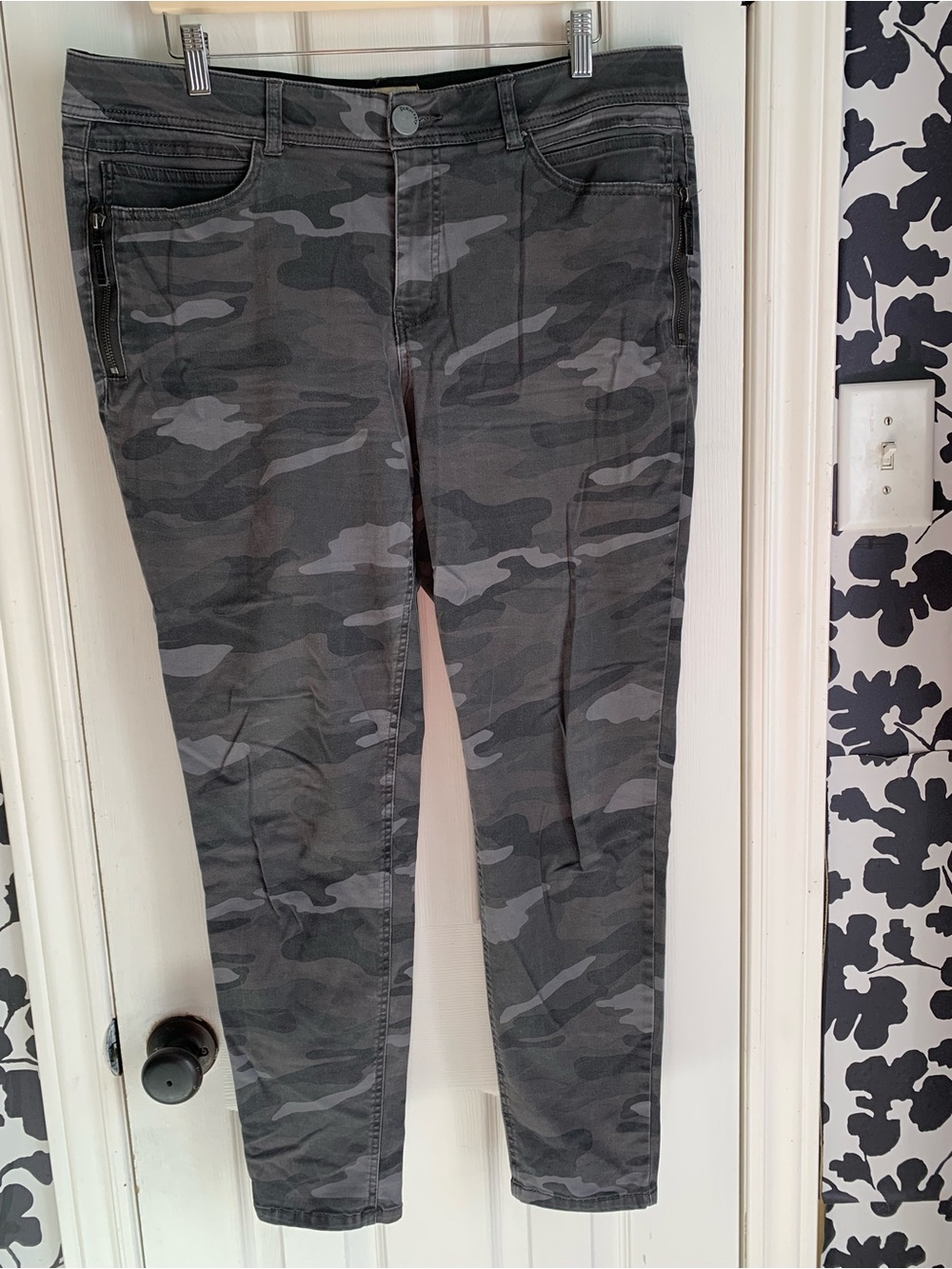 Democracy Women’s Gray Camo Skinny Jeans comfy stretchy